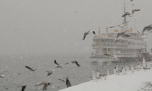 Καιρός: Χιονοθύελλα «παραλύει» την Κωνσταντινούπολη